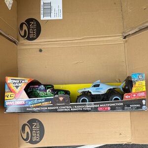 Monster Jam RC Truck Set -Grave Digger versus Megalodon 1:24